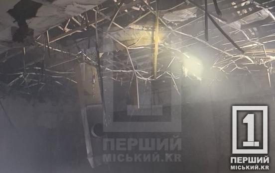 Густий дим та вогняна заграва: вночі на Поштовому горів торговельно-розважальний комплекс