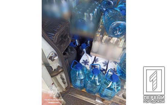 Криворожские патрульные у водителя-нарушителя изъяли десятки литров контрабандного алкоголя