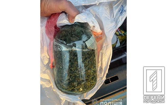 Наркотики у трилітровій банці: поліцейські Кривого Рогу вилучили заборонені речовини в авто