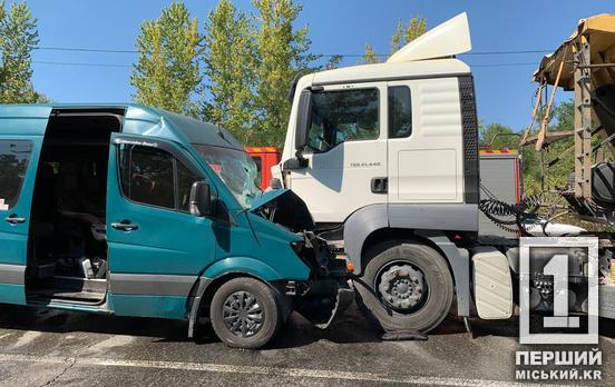 Влетіли лоб у лоб: на Макулані моторошна ДТП з маршруткою та фурою