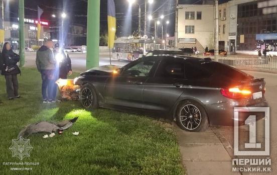 Влітав на кільце й втратив контроль: у Саксаганському районі BMW протаранив електроопору