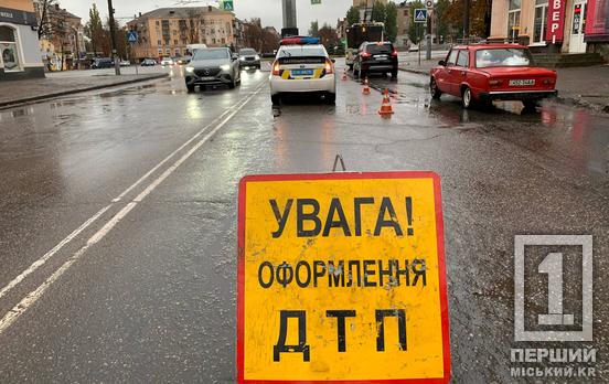 Не встиг загальмувати: у Кривому Розі Wolkswagen влетів у Toyota біля площі Володимира Великого