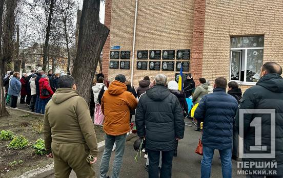 Спогади про них житимуть: у Криворізькій гімназії №65 відкрили меморіальні дошки героям Роману Резніку та Віталію Бикову