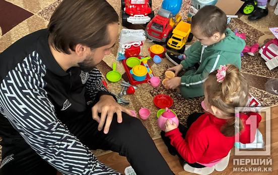 Тепло, мрії та автографи: у Кривому Розі футболісти «Кривбасу» та благодійники з RLS завітали до центру реабілітації дітей