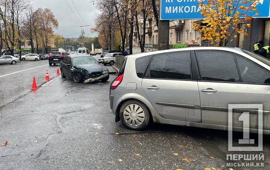 Слизька дорога зіграла проти керманича: у Кривому Розі BMW в’їхала в припарковане авто