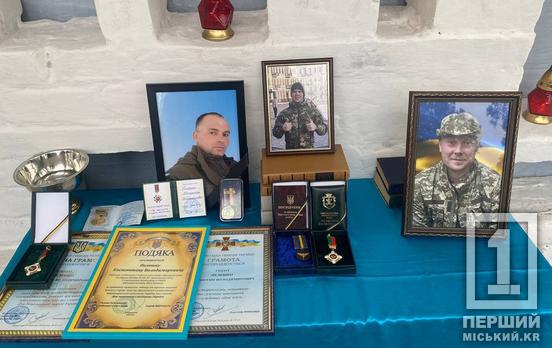 Іменні таблички на знак пошани до подвигів: у Кривому Розі вшанували пам’ять полеглих військовиків Костянтина Пелешка, Сергія Чомка та Богдана Леніка