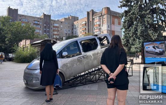«Гуманітарна система під ударом»: у центрі Кривого Рогу відкрили виставку розстріляної евакуаційної техніки місії «Проліска»
