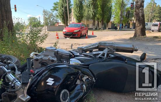 Інша автівка закрила огляд: у Кривому Розі у зіткненні з легковиком травмувався мотоцикліст