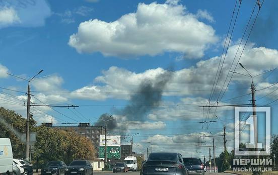 У Кривому Розі на Володимира Великого стояв стовп чорного диму: вогонь з рослинності перекинувся на шини