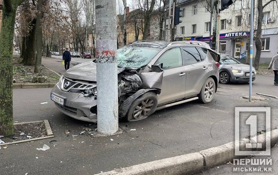 Водійку ушпитали: на 97-му кварталі Nissan протаранив стовп