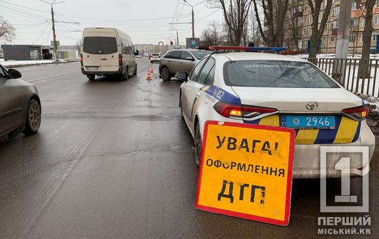 Невдалий розворот і фініш у паркані: на Володимира Великого зіткнулися Hyundai та Ford