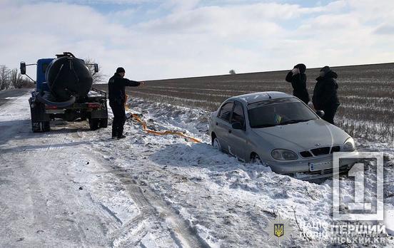 Не лишили сам на сам з бідою: на Криворіжжі поліцейські витягли авто зі снігово-льодової ями