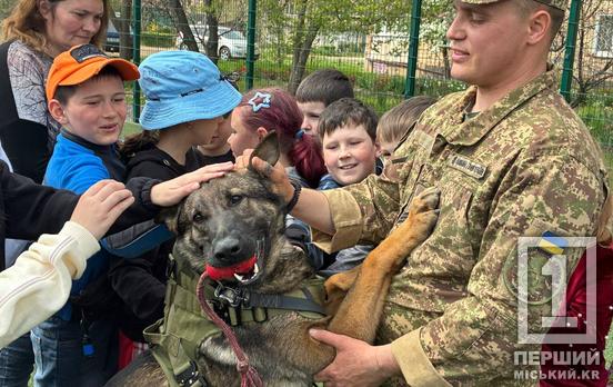 Чотирилапі захисники в гостях у школярів: у Кривому Розі нацгвардійці провели «Урок мужності»