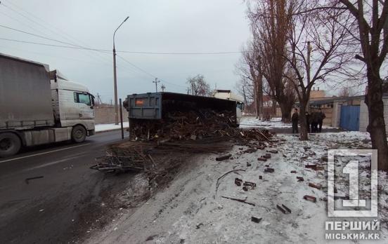 Метал лежить на смузі та на тротуарі: на Кобилянського у фури впав причеп