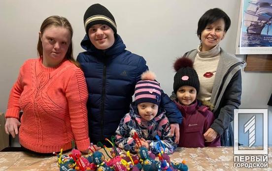Жители Кривого Рога могут поддержать общественную организацию, приобретая игрушки, созданные руками «солнечных детей»
