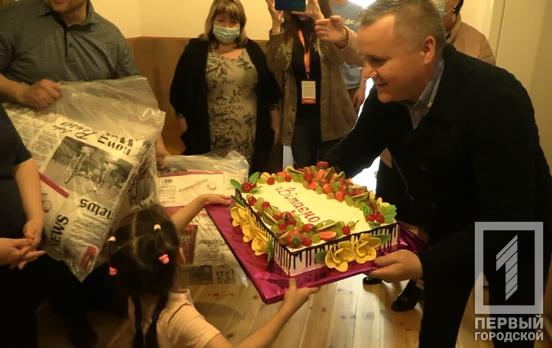 Волонтёры Фонда «Украинская перспектива» поздравили с Международным днём семьи чету Садыковых из Кривого Рога, которая воспитывает 17 детей