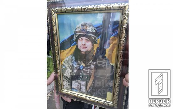 Повернувся з-за кордону, аби захистити Україну: Кривий Ріг прощався із відважним воїном Василем Туніком