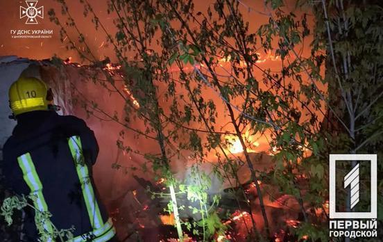 У Криворізькому районі рятувальники приборкали сильну пожежу у приватному будинку