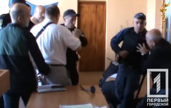 У Центрально-Міському районному суді Кривого Рогу «вільні слухачі» влаштували бійку з поліцією та працівниками охорони