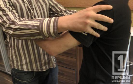 Сварка з жінкою переросла в бійку з дитиною: криворіжець ударив неповнолітнього