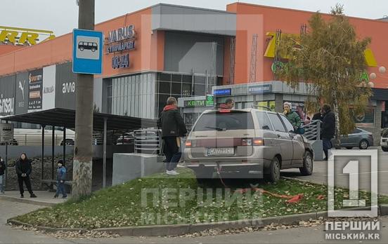 Бусік опинився на пішохідній зоні: на «Зарічному» не розминулися ВАЗ та Mercedes