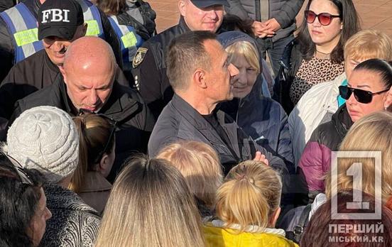 Рубильника безпосередньо у Кривому Розі немає: містяни зібралися через відключення світла під міськвиконкомом