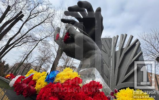 Вони зупинили розбурхану стихію некерованої ядерної реакції: криворіжці поклали квіти до знаку «Пам’яті Чорнобильців»