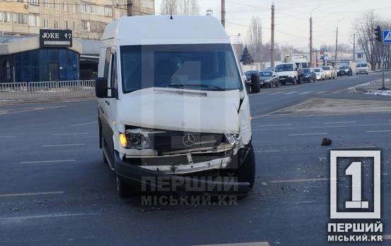 Дорогу вкрило дрібними уламками: на проспекті Миру вдарилися два Mercedes