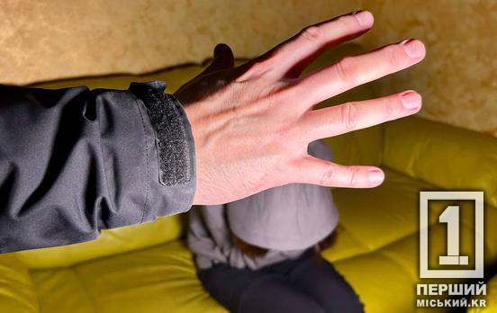 Заманив у гараж та залякував: на Дніпропетровщині затримали чоловіка за насильство над 10-річною дівчинкою