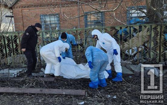 Похована під власним «скарбом»: на Дніпропетровщині жінку знайшли мертвою у заваленому сміттям будинку