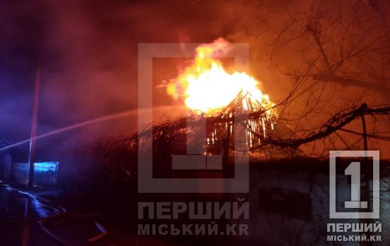 Попелище на подвір'ї: у Тернівському районі згорів приватний будинок та господарчі споруди