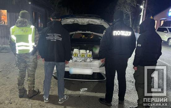 Понад два кілограми «солі» під капотом: жителя Дніпропетровщини затримали на в’їзді до Закарпаття