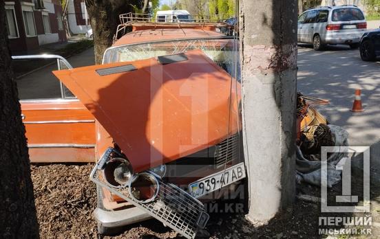 Автівка врізалася в стовп: на Гурова рятувальники діставали водія з розтрощеного авто