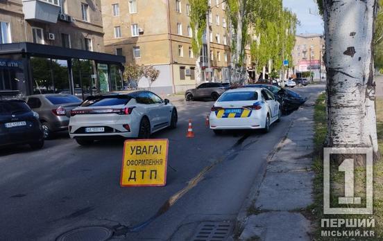 Аварія на Героїв АТО: водій розбив авто об дерево та потрапив до лікарні