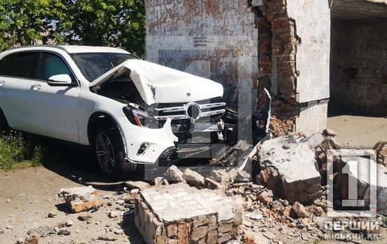ДТП біля Змички: автівка вилетіла з дороги та врізалася в зупинку