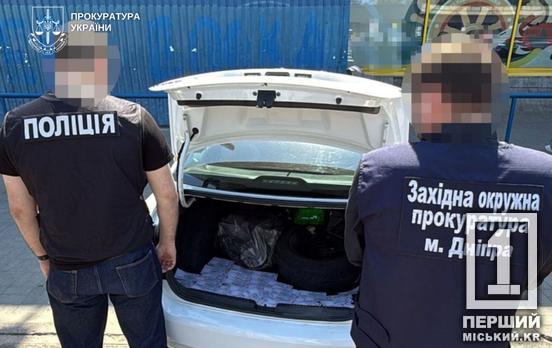 «Відрядження» за 15 тисяч доларів: у Дніпрі судитимуть організатора схеми виїзду за кордон
