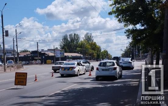 Ранкова невдача та пом'яті бампери: на проспекті Миру зіштовхнулися Volkswagen і Chrysler