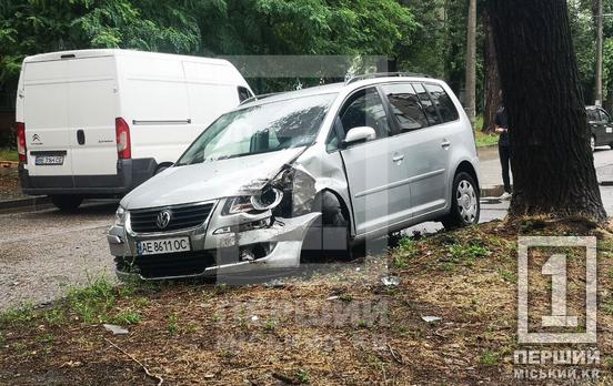 На вулиці Дениса Комара зіткнулися два легковика: один із них врізався в дерево
