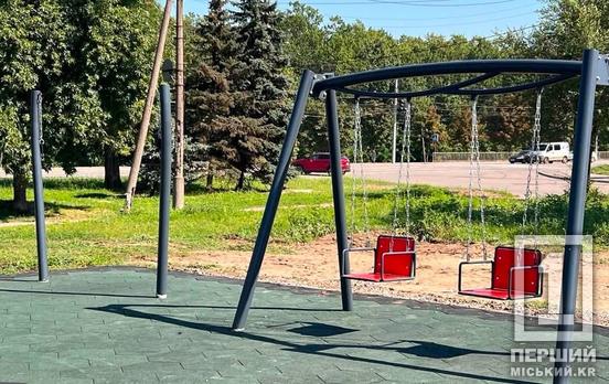 Невідомі зрізали інклюзивні гойдалки на недобудованому дитячому майданчику