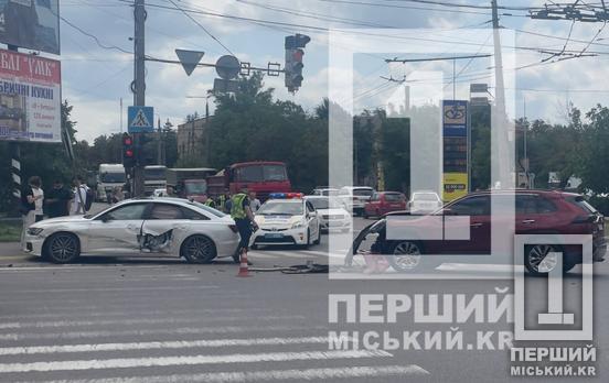 У Кривому Розі на перехресті зіткнулися Toyota та Audi: одного з водіїв госпіталізували