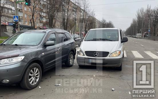 Мали місце небезпечні маневри: на проспекті Миру у Кривому Розі не поділили дорогу Hyundai та Mercedes