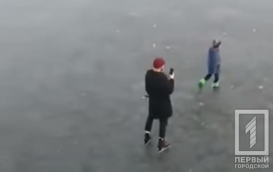 Несмотря на потепление и правила безопасности: в Кривом Роге мужчина с ребёнком вышел кататься на лёд, - соцсети