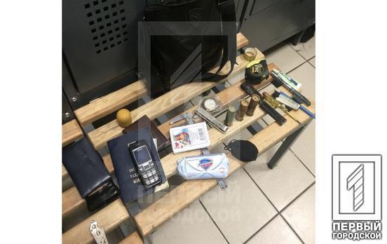 Охоронець одного з магазинів Кривого Рогу викликав поліцію через підозрілу сумку, в якій знайшли зброю