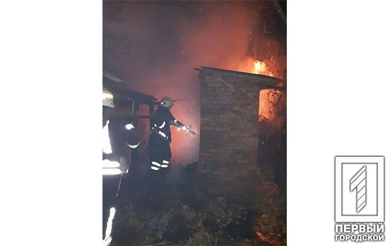Ночью огонь уничтожил хозяйственное здание в частном секторе Кривого Рога