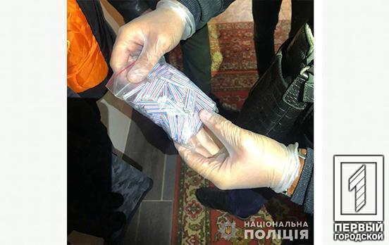 Правоохранители Кривого Рога обнаружили дома у трёх иностранцев более 500 трубочек с наркотиками и боеприпасы
