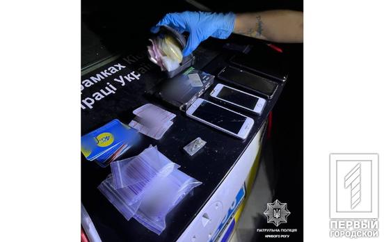 Амфетамин, блистеры с таблетками и свертки с марихуаной: криворожские патрульные в Покровском районе остановили авто, «начинённое» наркотиками