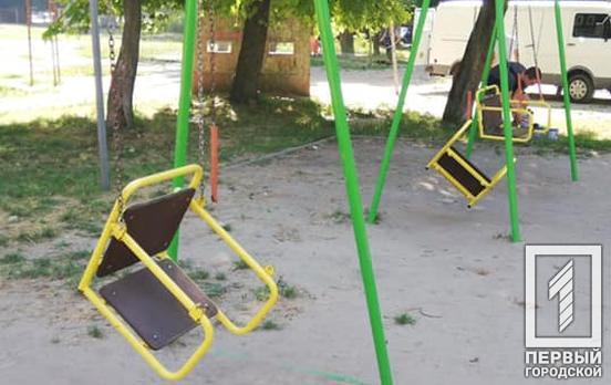 У Довгинцівському районі Кривого Рогу невідомі зіпсували гойдалки на дитячому майданчику