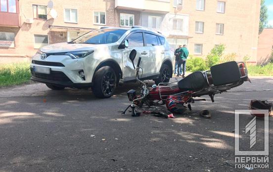 Двое пострадавших: в Кривом Роге мотоцикл врезался в паркетник