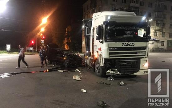Ночью в Кривом Роге Opel врезался в фуру, пострадали два человека