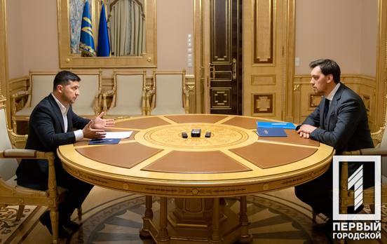 «Даю вам шанс»: Владимир Зеленский отказался отправлять премьера Гончарука в отставку